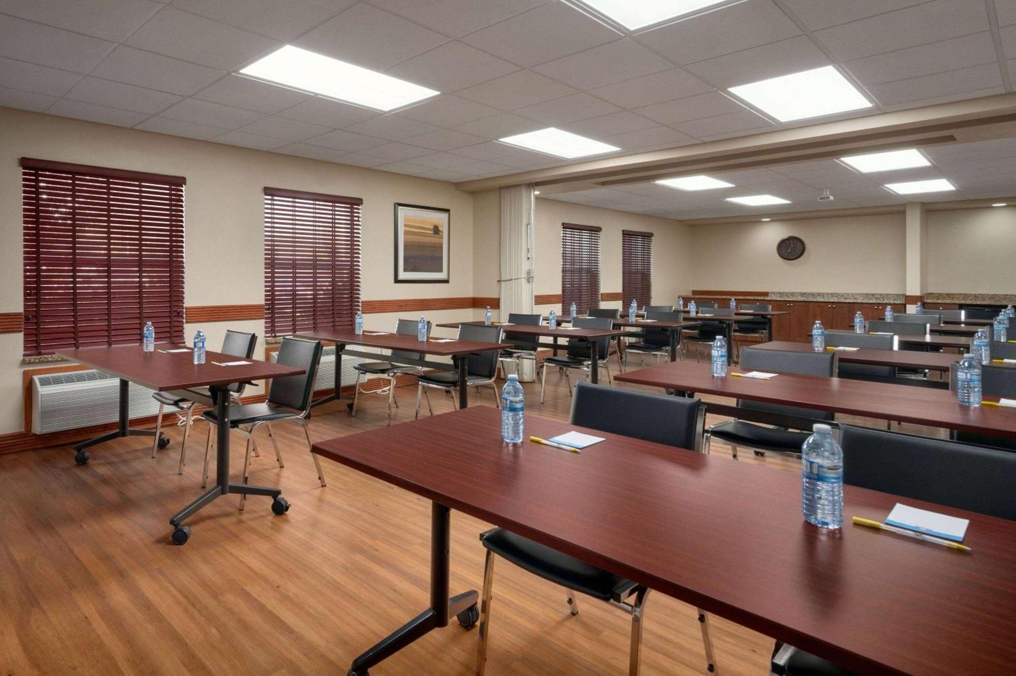 Days Inn & Suites By Wyndham Sherwood Park Edmonton Екстериор снимка